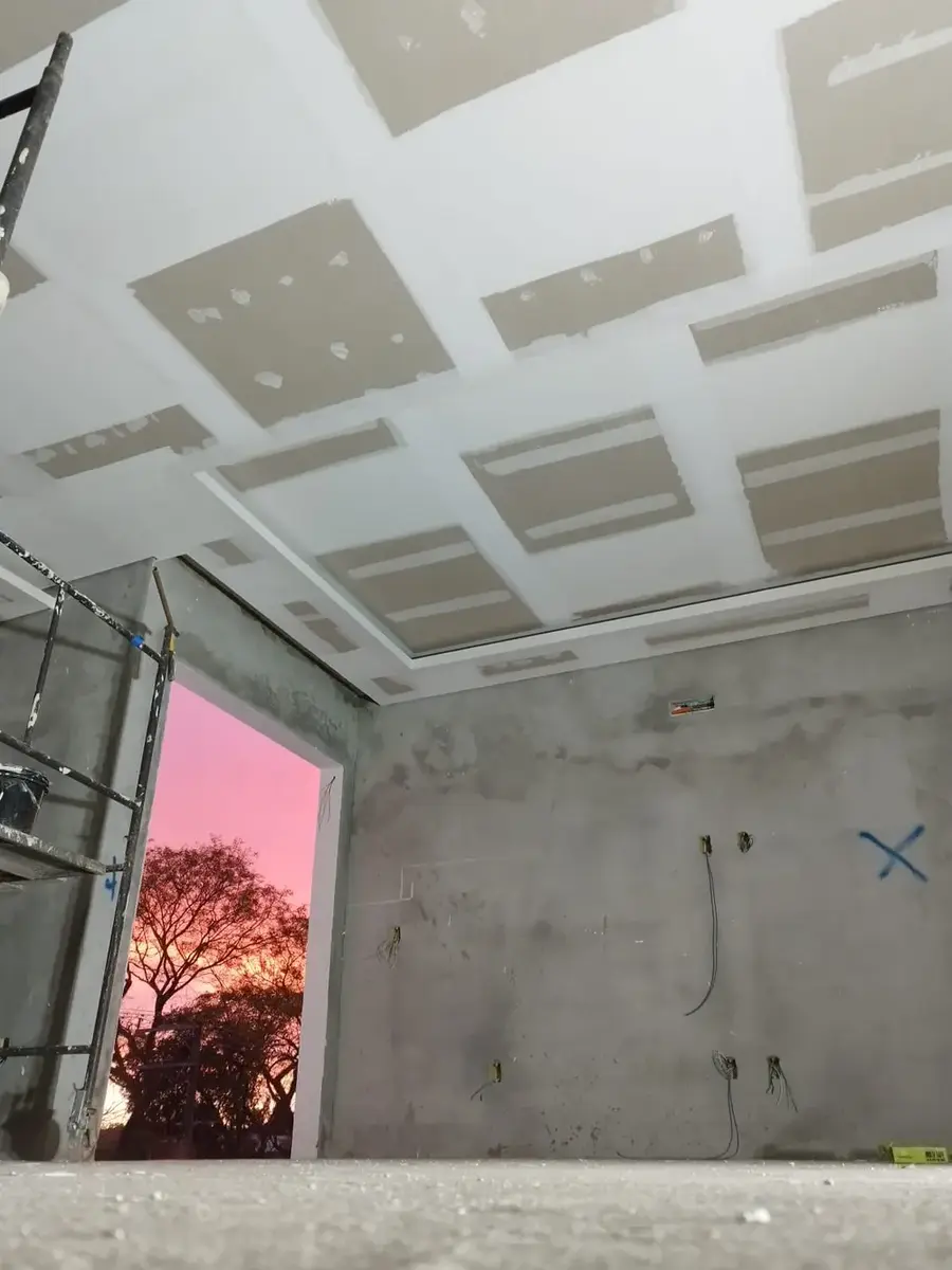 Forro de drywall em requadros, na fase de massa