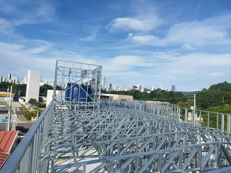 Estrutura de steel frame em obra, com a cidade ao fundo